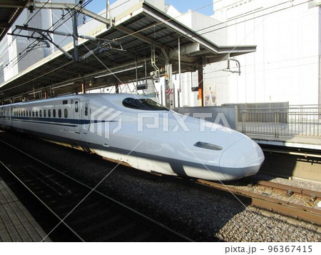 東海道新幹線（新横浜駅にて） 96367415