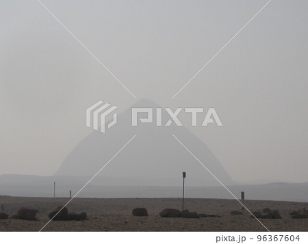 ダハシュールの屈折ピラミッド エジプトにて ダハシュールの屈折ピラミッド エジプトにて 96367604