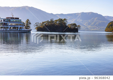 【青森県・十和田湖】錦秋のオアシス 十和田湖 10月 96368042