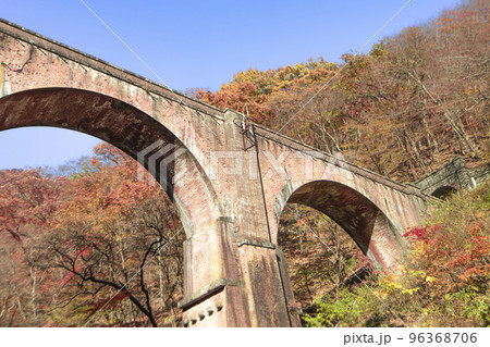 秋のめがね橋 96368706