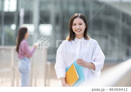 大学生の女の子 96369412
