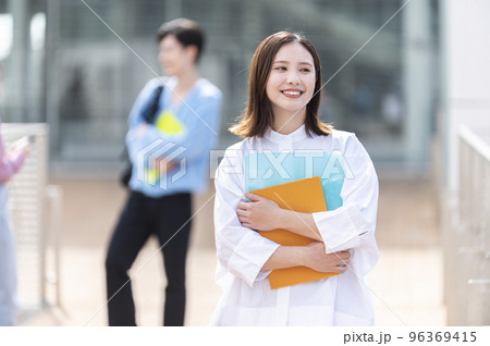 大学生の女の子 96369415