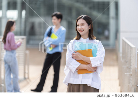 大学生の女の子 大学生の女の子 96369416