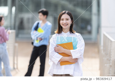 大学生の女の子 大学生の女の子 96369417