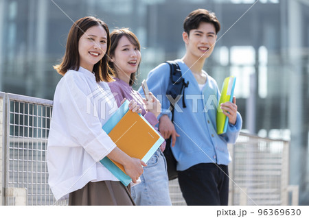 大学生3人の男女 96369630