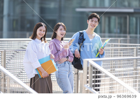 大学生3人の男女 大学生3人の男女 96369639