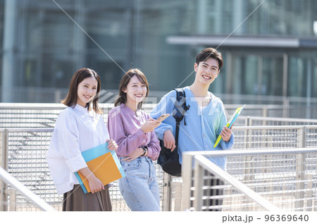 大学生3人の男女 96369640