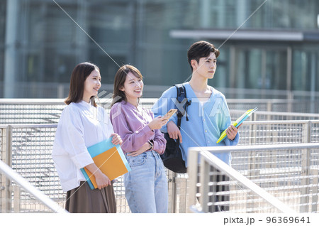 大学生3人の男女 大学生3人の男女 96369641