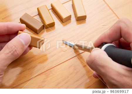 フローリング（床）のキズの補修　均す（4/8） 96369917