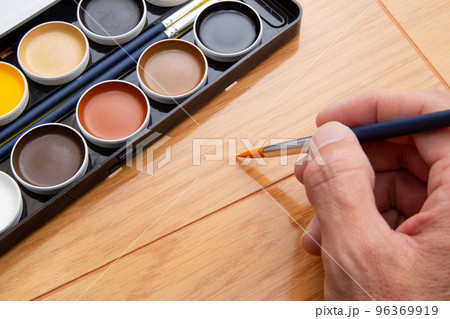 フローリング（床）のキズの補修作業　木目を描く（6/8） 96369919