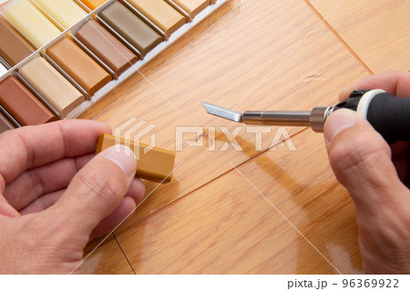 フローリング（床）のキズの補修作業 96369922