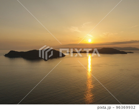 愛媛県八幡浜市　夕暮れの大島 96369932