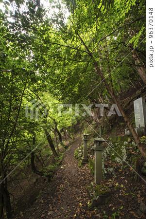 両神山の登山道と綺麗な風景 96370148