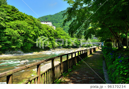 塩原温泉を流れる箒川と福渡橋 96370234