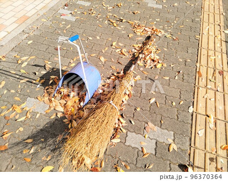 落ち葉の掃除 96370364