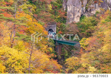 (宮城県)紅葉最盛期の鳴子峡・大深沢橋からJR線を見下ろす (宮城県)紅葉最盛期の鳴子峡・大深沢橋からJR線を見下ろす 96370603