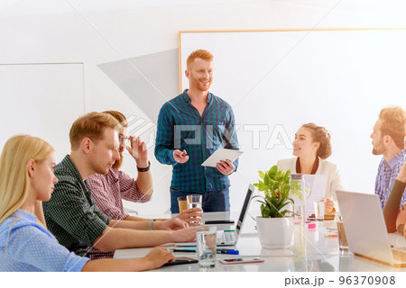 Business people that work together in office 96370908
