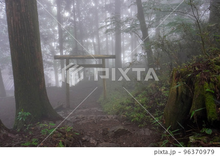 奥多摩大岳山にある大嶽神社と周辺 96370979