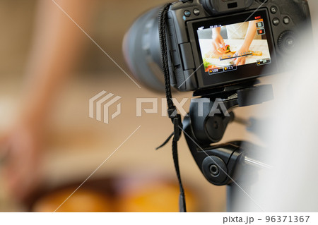 料理動画撮影シーン 料理動画撮影シーン 96371367