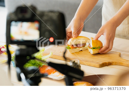 料理動画撮影シーン 料理動画撮影シーン 96371370