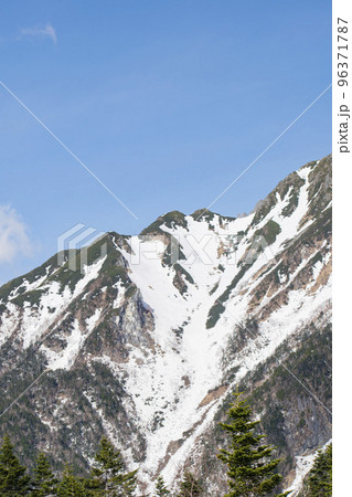山に積もった雪と晴れた日の信州の空 96371787