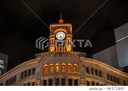 日本の東京都市景観　時計塔がオレンジ色にライトアップされたセイコーハウス銀座＝11月16日 96372897