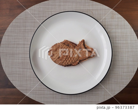 白い皿に置かれた鯛焼き 96373387