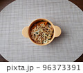 子ども用の皿に取り分けられた焼きそば	 96373391
