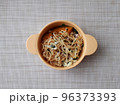 子ども用のプラスチック皿に入れられた焼きそば	 96373393