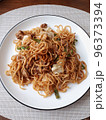 白い皿に盛られた具沢山の焼きそば	 96373394