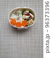 小さなこどもの可愛いお弁当	 96373396