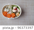 小さな子どものかわいいお弁当	 96373397