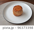 白い皿に置かれた美味しそうなスコーン	 96373398