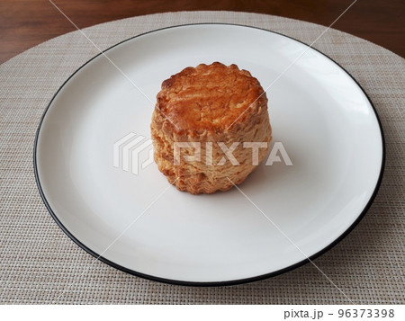 白い皿に置かれた美味しそうなスコーン	 96373398