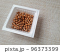 白いパックに入った納豆のアップ	 96373399