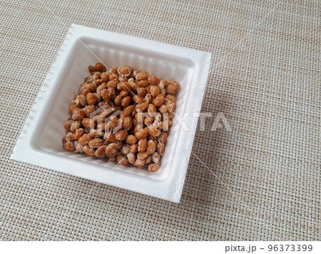 白いパックに入った納豆のアップ	 96373399
