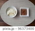 パックの納豆と白いごはん 96373400