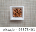 白いパックに入った納豆 96373401