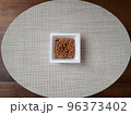 白いパックに入った納豆（俯瞰） 96373402