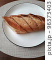カットされたフランスパン	 96373403