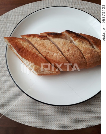 カットされたフランスパン	 96373403