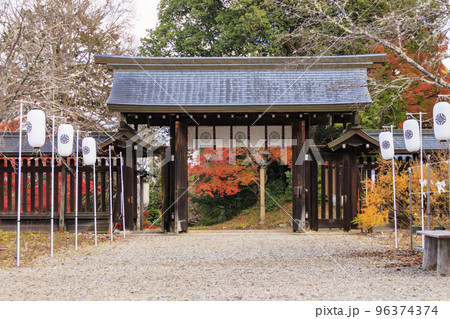 紅葉見頃な吉野神宮 96374374