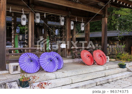 紅葉見頃な吉野神宮 96374375