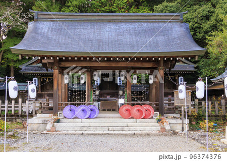 紅葉見頃な吉野神宮 96374376