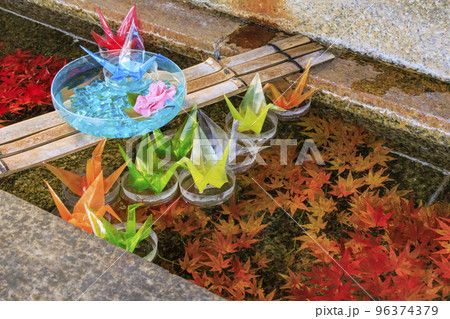 紅葉見頃な吉野神宮 96374379