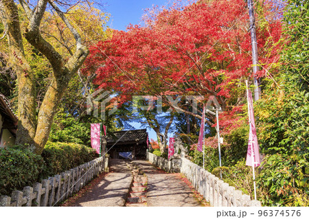 紅葉見頃な世界遺産吉野山 96374576
