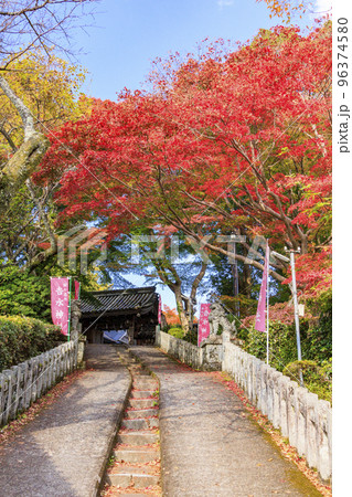 紅葉見頃な世界遺産吉野山 96374580