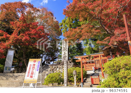 紅葉見頃な世界遺産吉野山 96374591