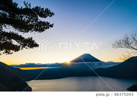 本栖湖より望む夜明けの富士山と朝日のイメージ風景 96375093
