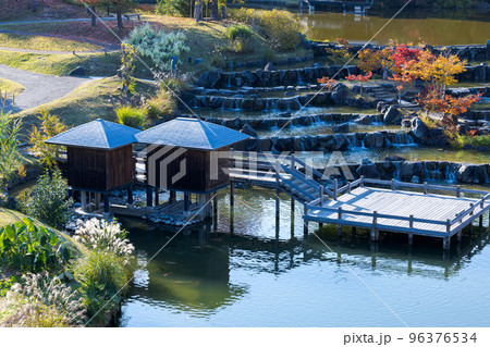 けいはんな記念公園「水景園」池の中に張り出した展望台とその奥の紅葉 けいはんな記念公園「水景園」池の中に張り出した展望台とその奥の紅葉 96376534